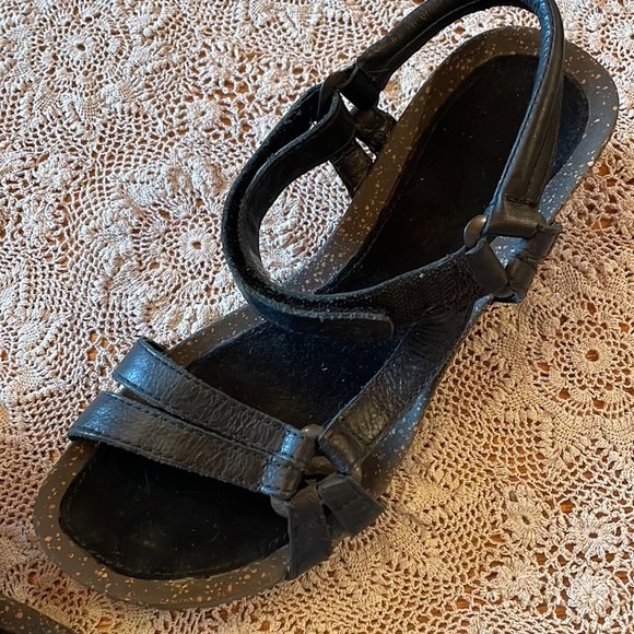Teva size 8 black sandals - Picture 3 of 5